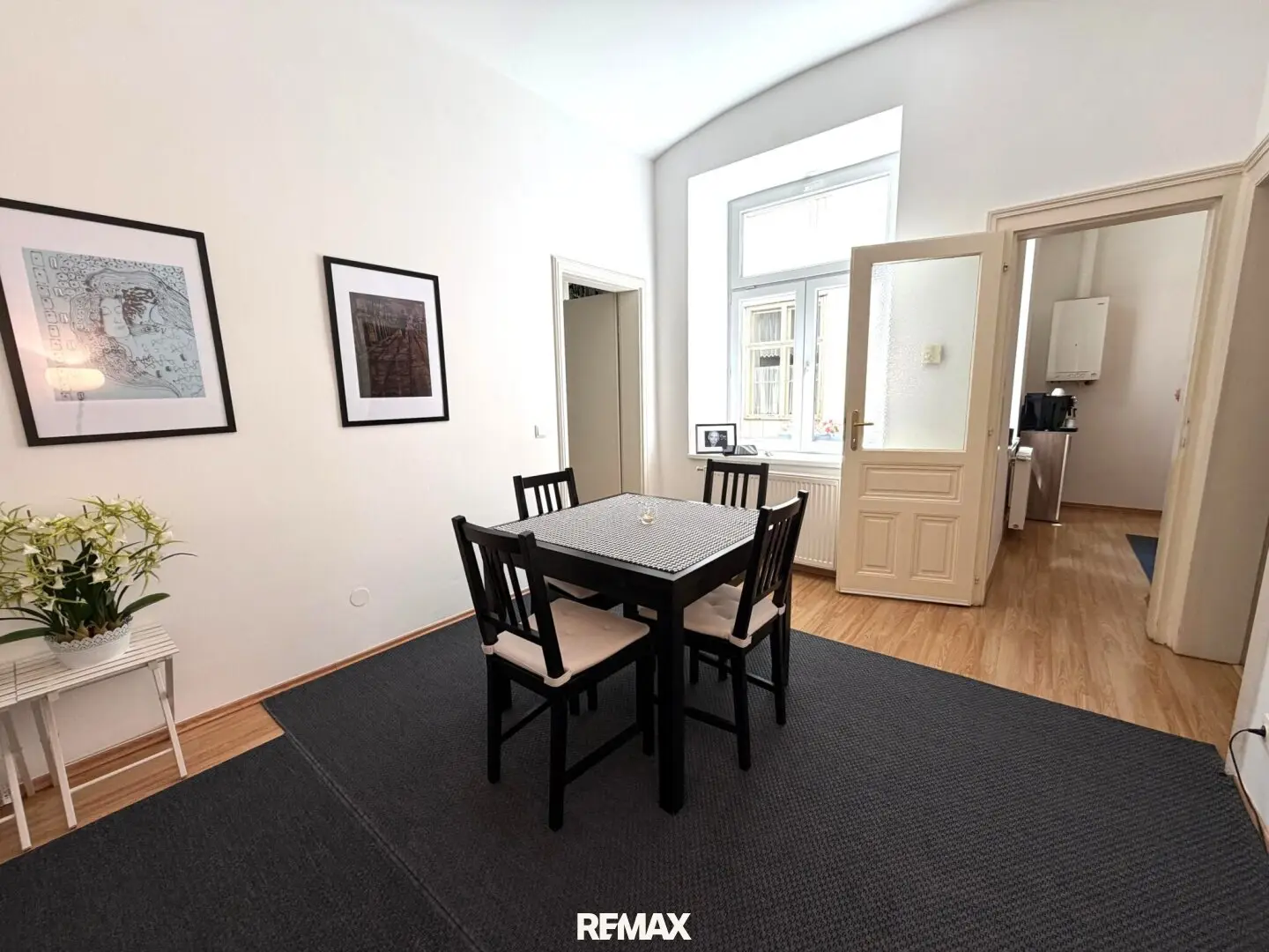 A private retreat to the penthouse – only available together with a large apartment 42 m² staff apartment on the ground floor in Vienna – for € 290.000