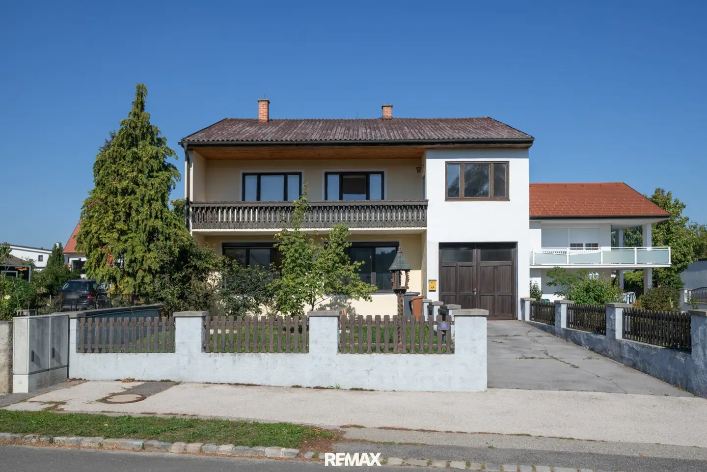 Ein-/Zweifamilienhaus mit Nebengebäuden, Garage und Innenhof