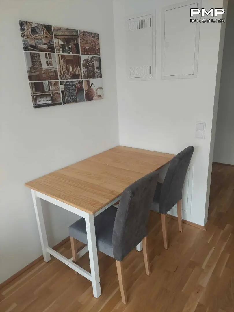 Tisch mit Sesseln