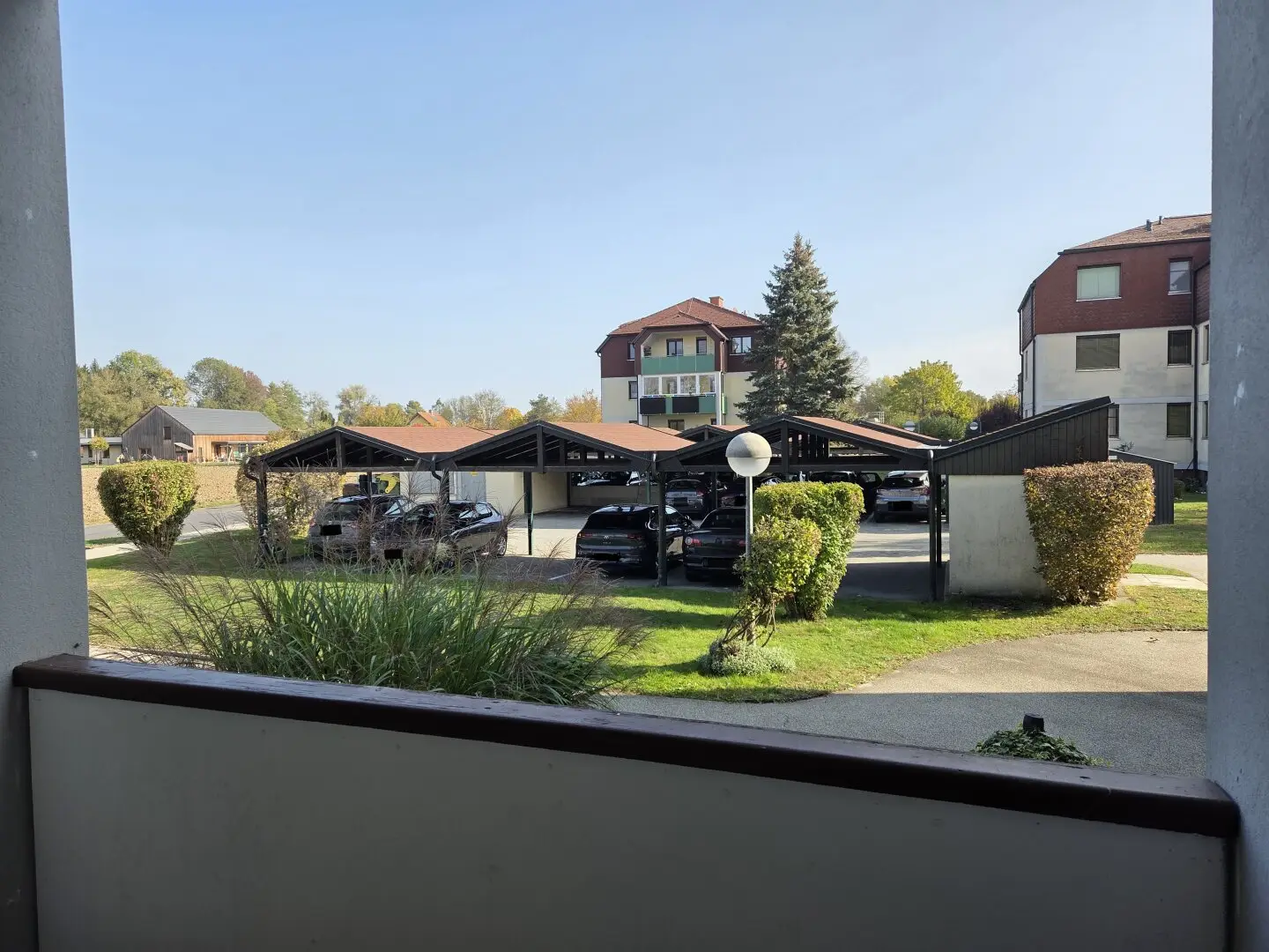 Geräumige Erdgeschoß Eigentumswohnung mit Ost- Loggia und West- Balkon sowie ein eigenes Carport
