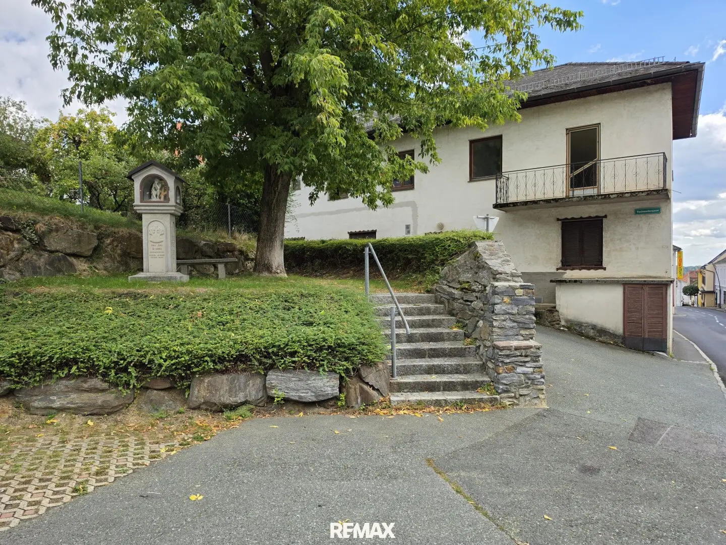 Mehrfamilienhaus renovierungsbedürftig mit 2 Wohnungen und eigenem Parkplatz