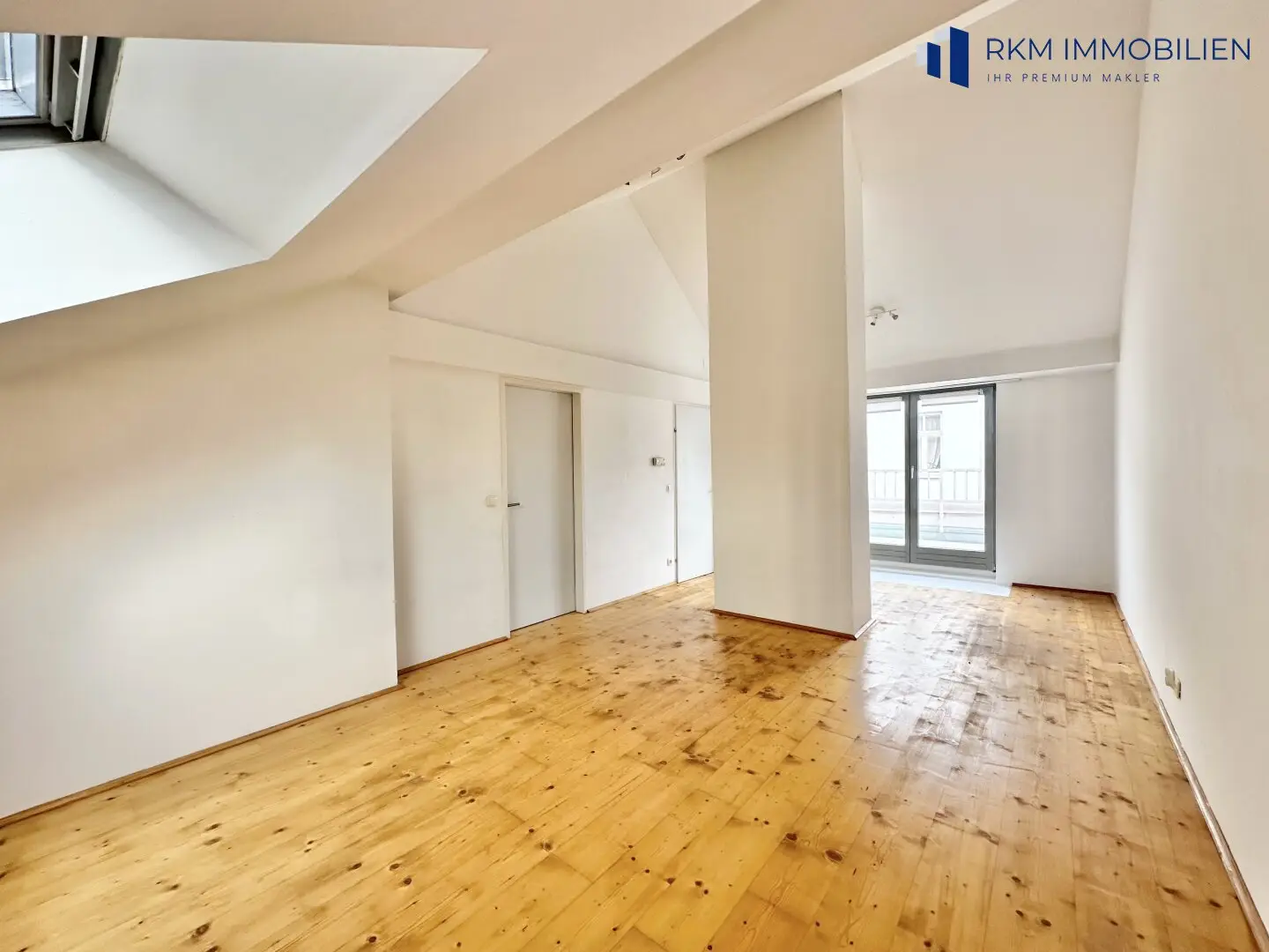 Above the roofs of Ottakring – exceptionally quiet top floor apartment with sunny east terrace