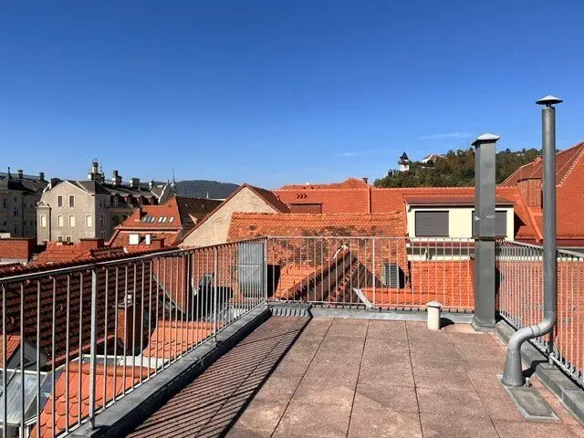 Innenstadt: TOP Penthouse mit Dachterrrasse und traumhaftem Schloßbergblick