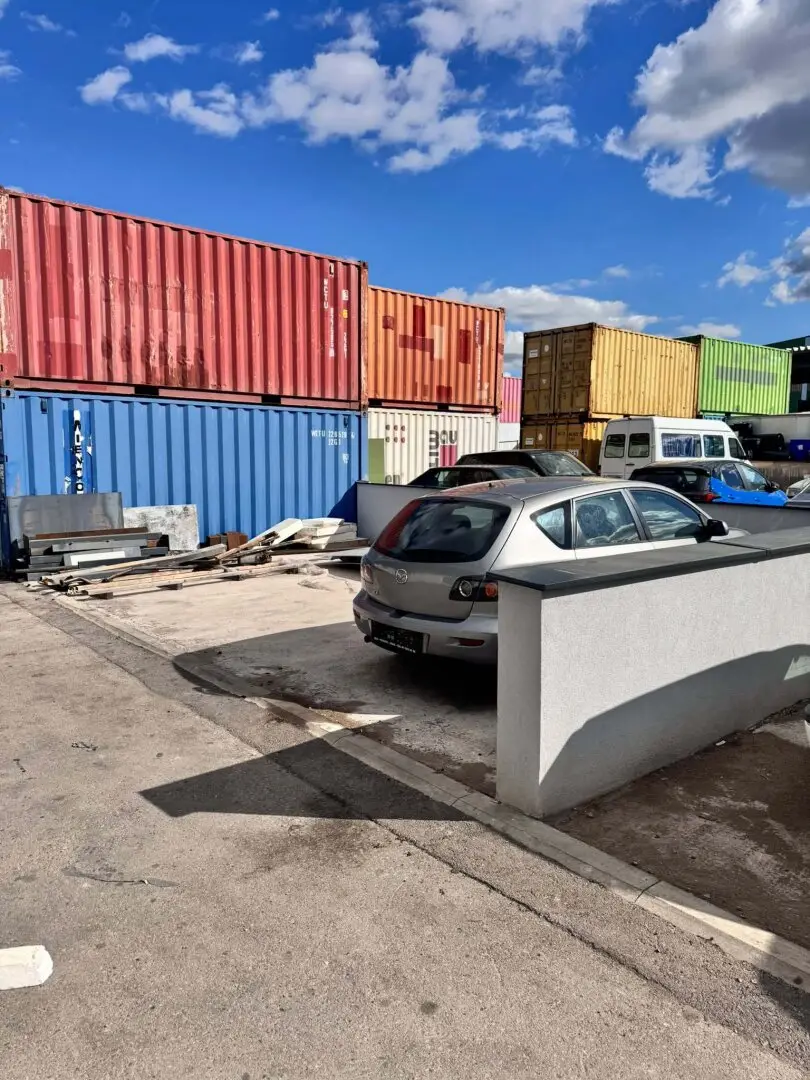 Befestigte Abstell- und Freiflächen – für PKW, Transporter, Anhänger und Material, 24/7 zugänglich