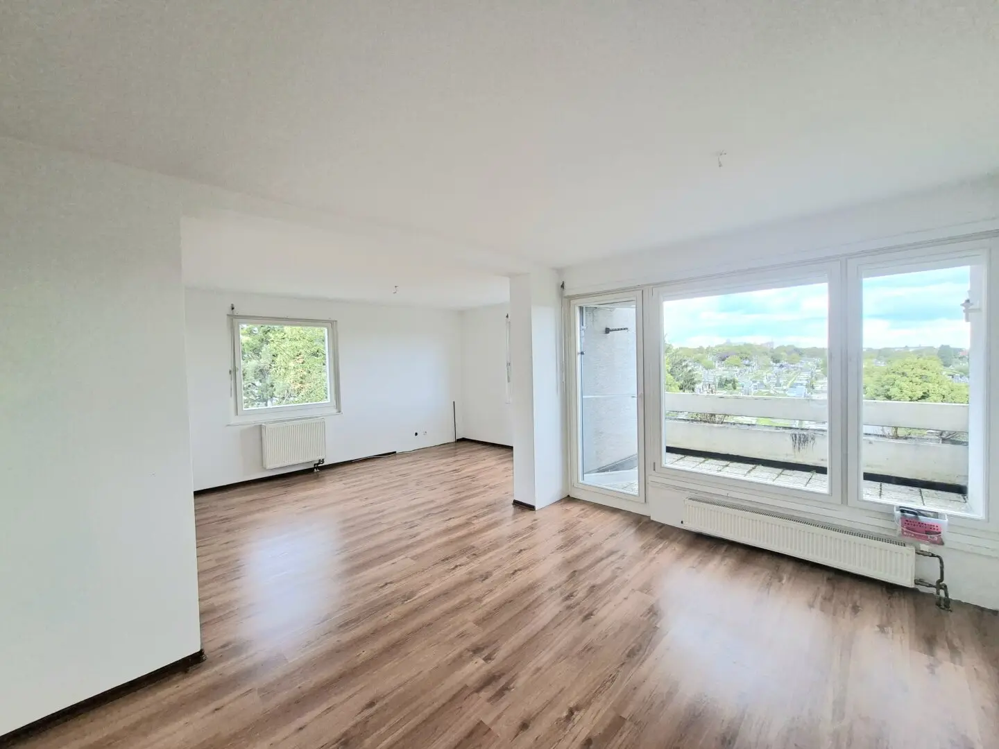 PROVISIONSFREI VOM EIGENTÜMER! FERNSICHT! 3-ZIMMER WOHNUNG MIT TERRASSE NÄHE STEINHOFGRÜNDE!