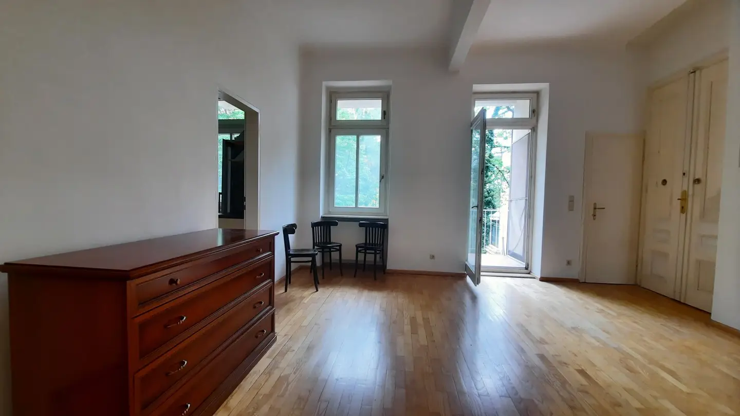 STILVOLLE RÄUMLICHKEITEN MIT GROSSEM BALKON