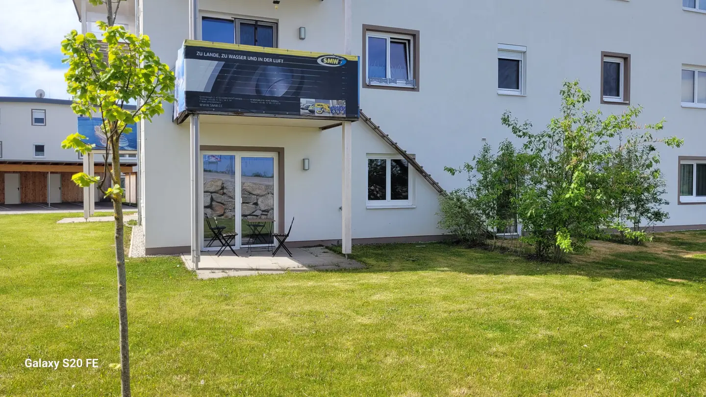 Wohnung mit eigenem Garten und Carport in Massivholzbauweise