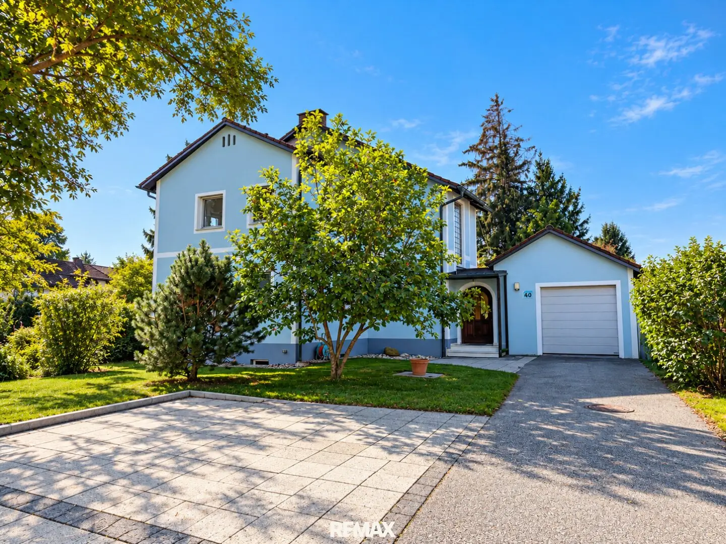 Single-family house in quiet cul-de-sac location with garage