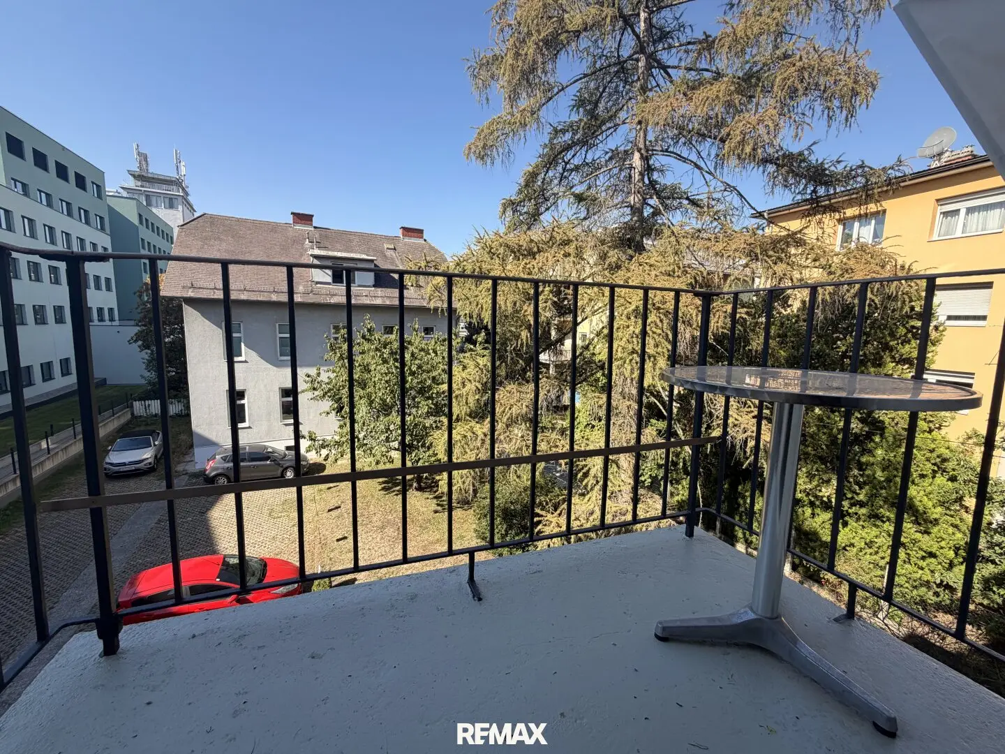 Wohnen mit Stil - sanierte 93 m² Altbauwohnung mit Parkplatz und Balkon
