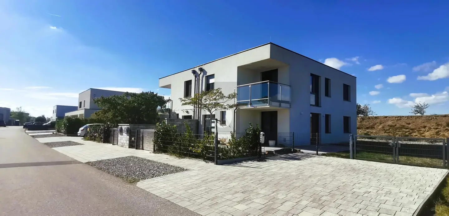 Familienwohnung an privatem See mit Garten