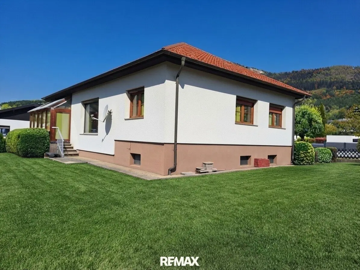Charming family-friendly bungalow with winter garden and sauna Living and relaxing in Grünbach am Schneeberg