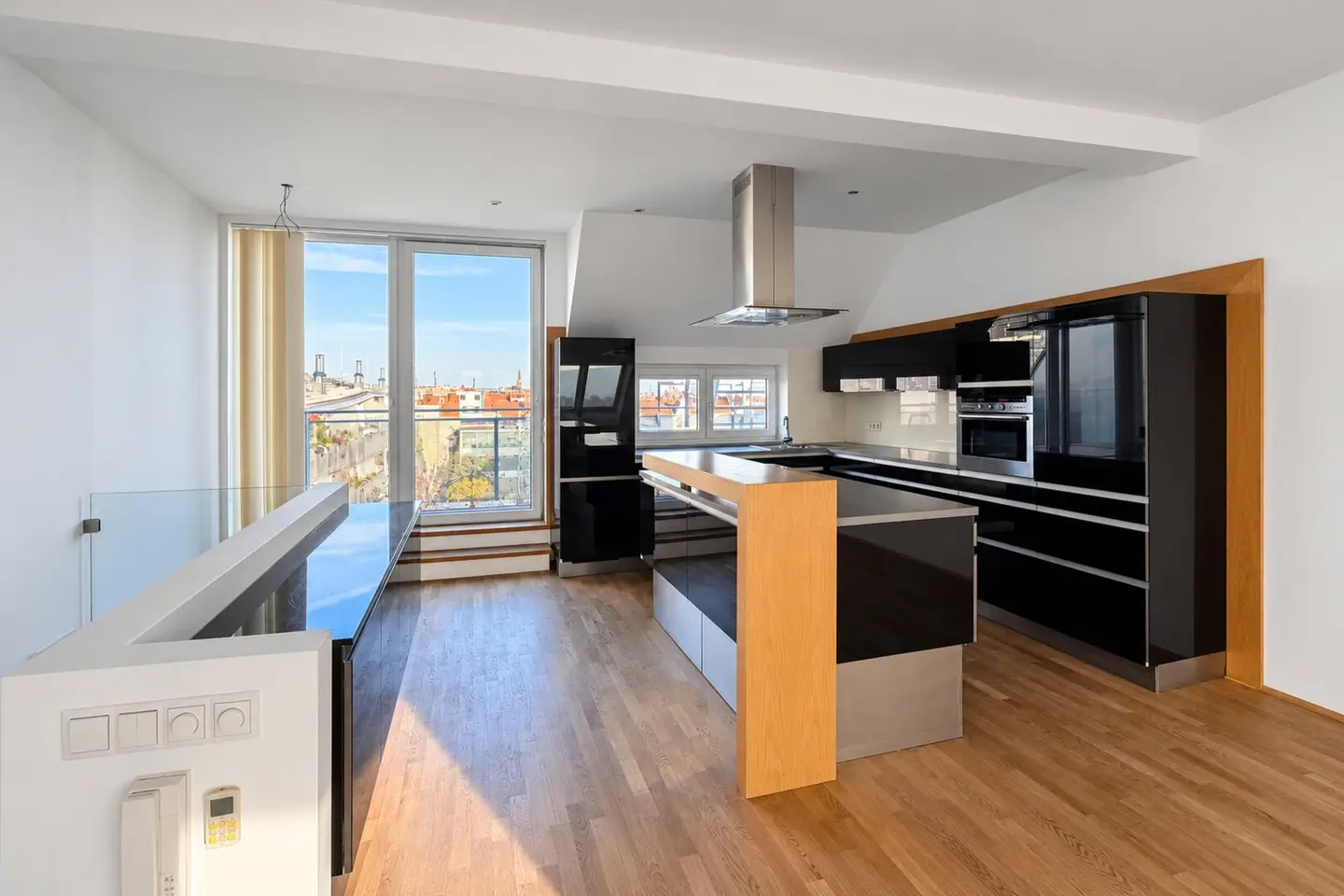 Über den Dächern von Penzing – lichtdurchflutete Dachgeschoss-Maisonette mit zwei Terrassen und Weitblick