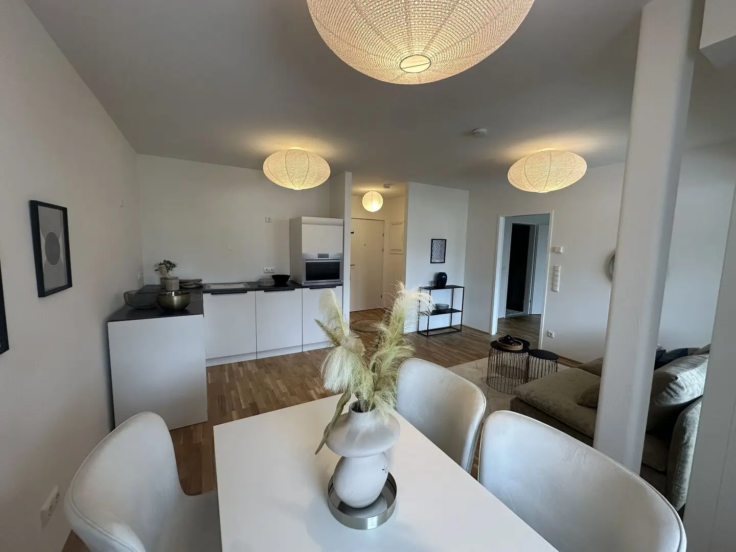 Charming unit for rental or owner-occupation.