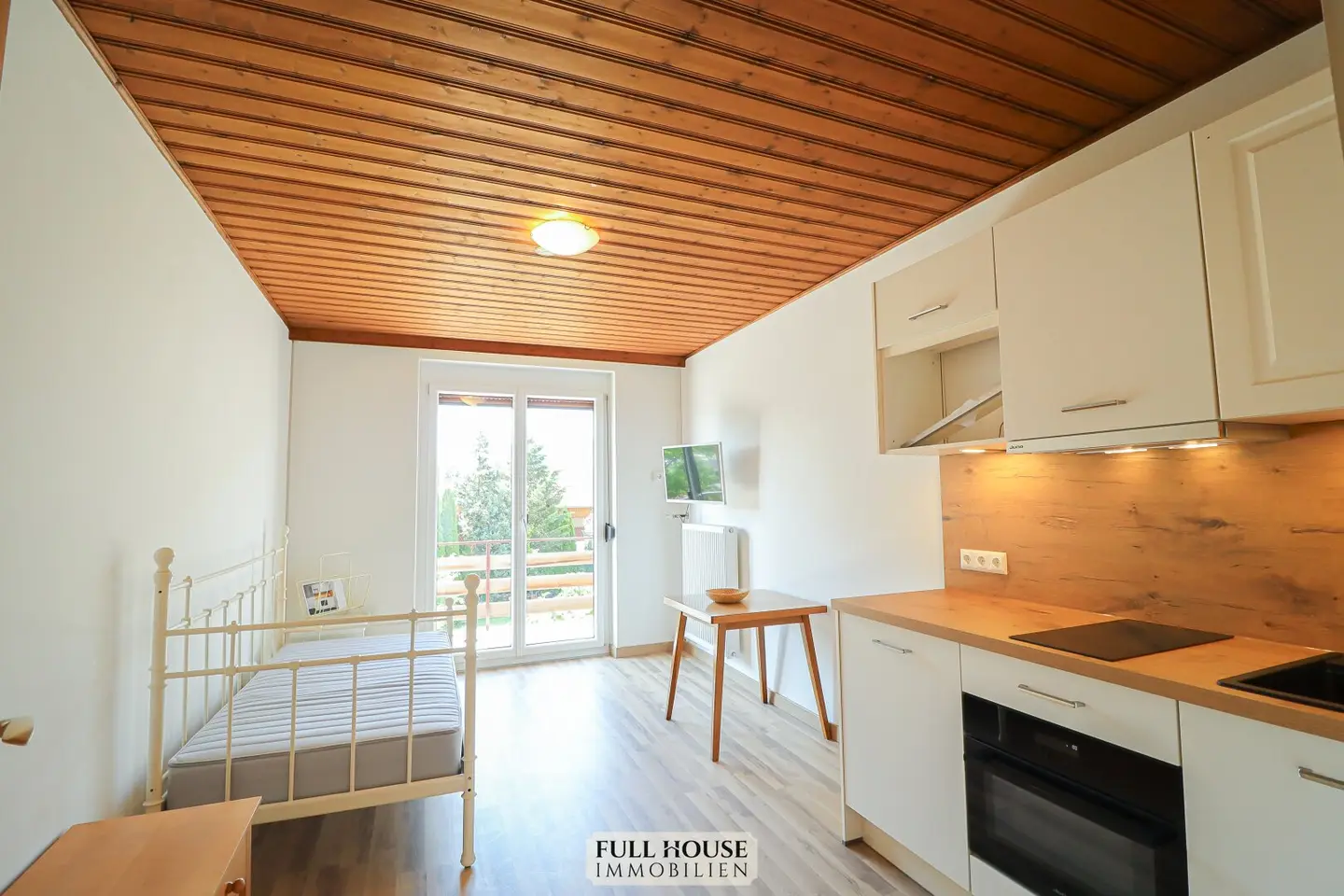 Zweitbezug nach Sanierung: Studio mit Balkon, Parkplatz & Weitblick - ab 15.11.2026 verfügbar