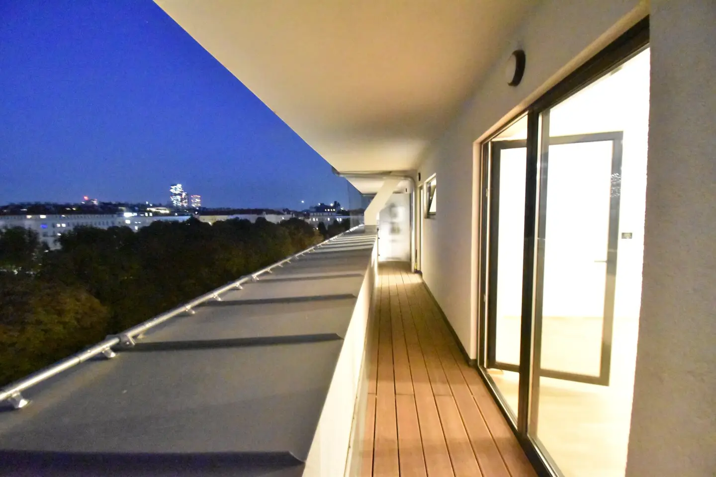 Traumhafter Fernblick - urban &amp; grün | 2 - Zimmer Wohnung | Loggia | Nahe Millenium City