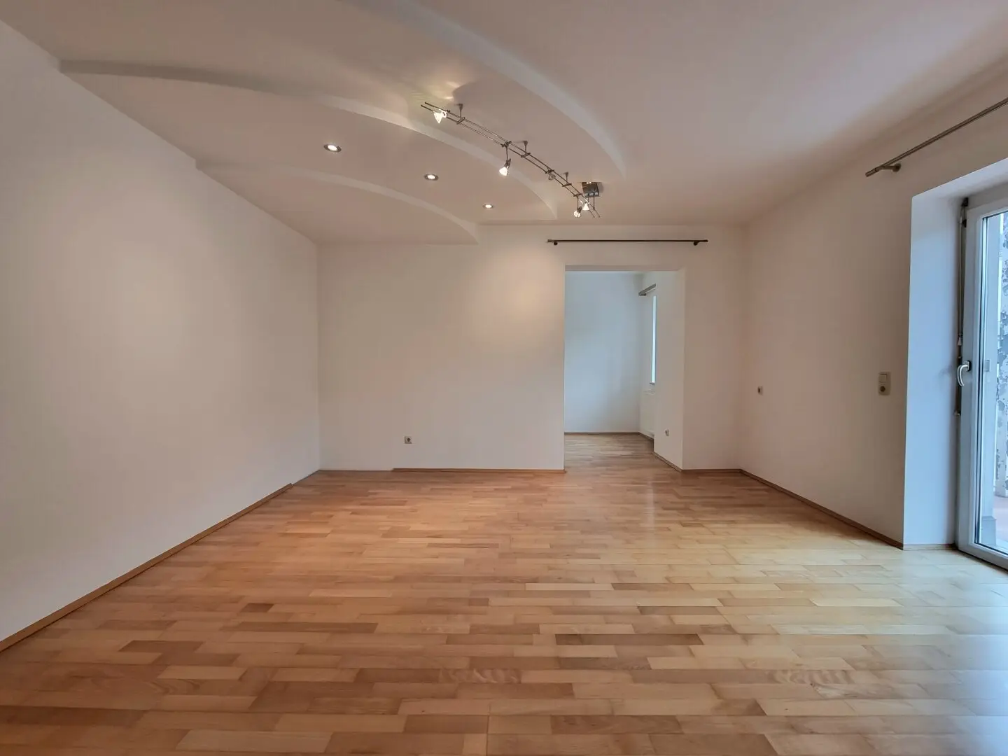 Wohnzimmer / Schlafzimmer / Balkon