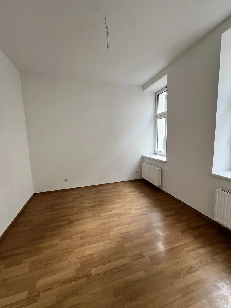CHARMANTE 2- ZIMMER WOHNUNG IN SCHÖNEM ALTBAU