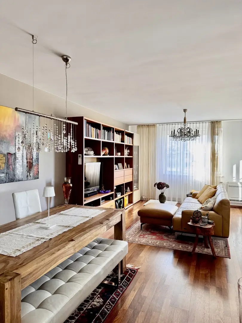 Lichtdurchflutete Wohnung mit Klimaanlage und Westbalkon