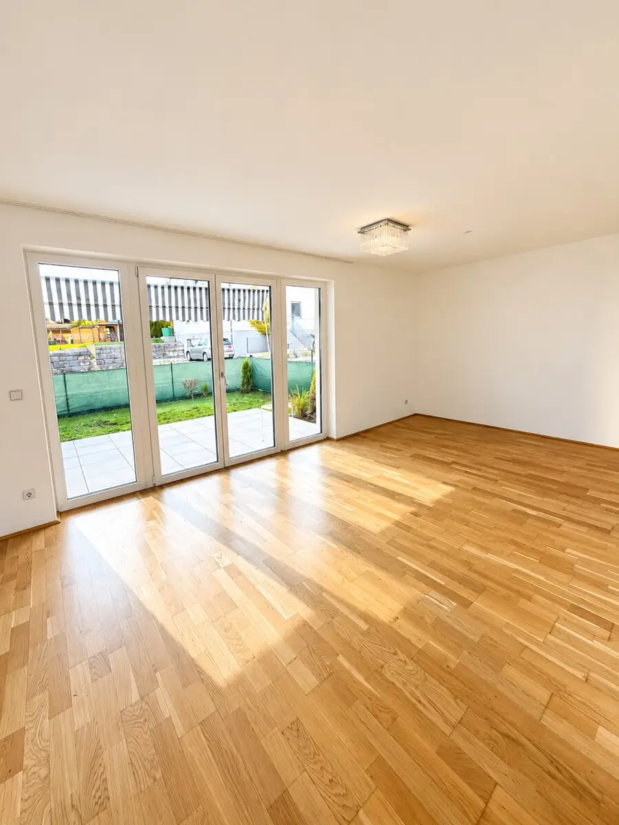 Lichtdurchflutete Erdgeschosswohnung mit Privatgarten