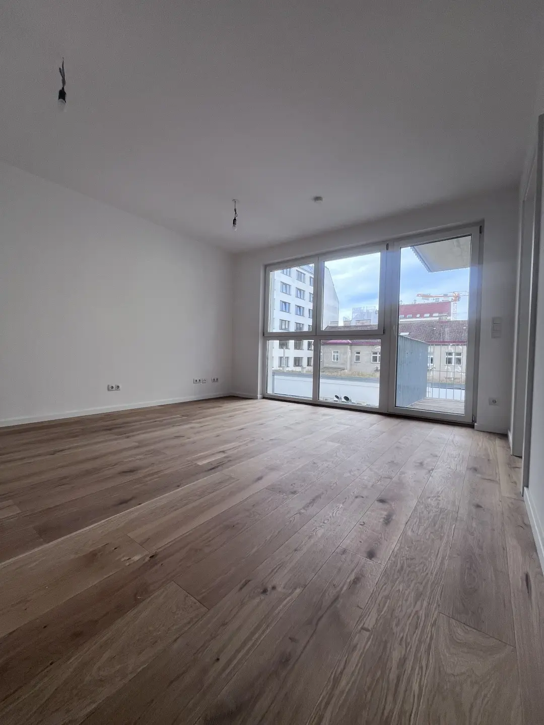 Newly finished apartment near U1 with courtyard balcony
