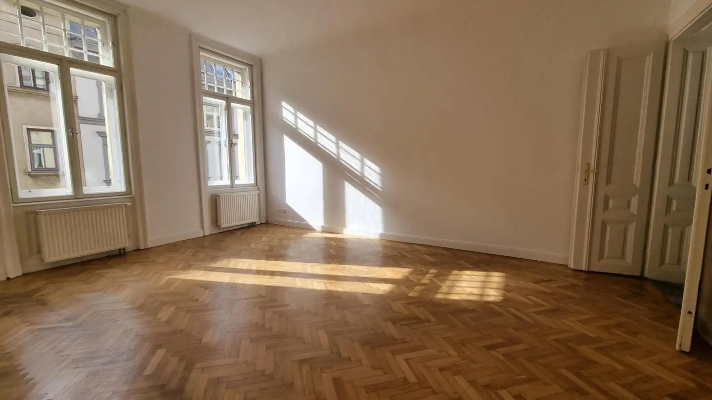 Bright Altbauwohnung with freshly sanded parquet