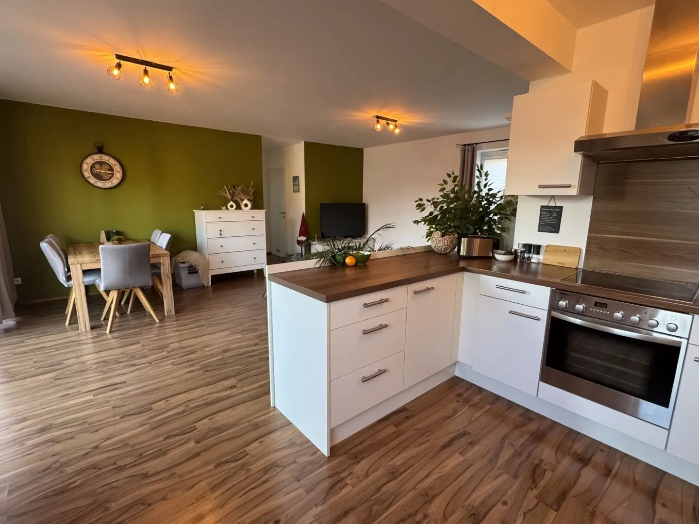 Moderne 2-Zimmer-Wohnung mit Garage |  im Zentrum v. Seekirchen am Wallersee