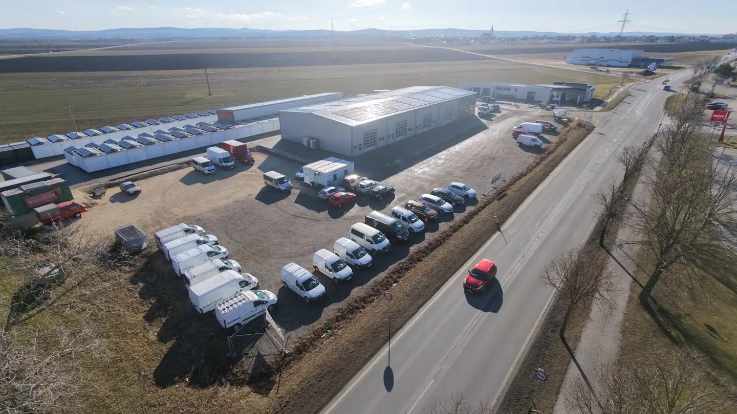 Startklar für dein Business: 100 m² Halle + 2 Hebebühnen im Thayapark 37