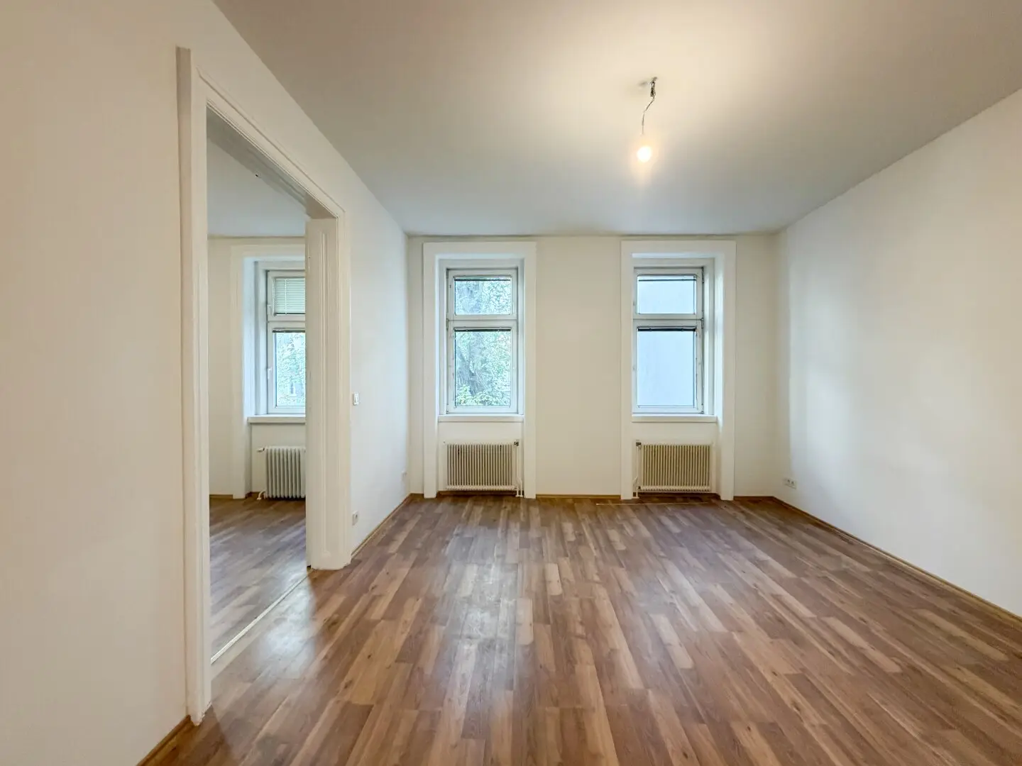 NEAR STERNWARTEPARK: Period building with potential and approx. 10 m² balcony courtyard-facing with green view Elevator coming