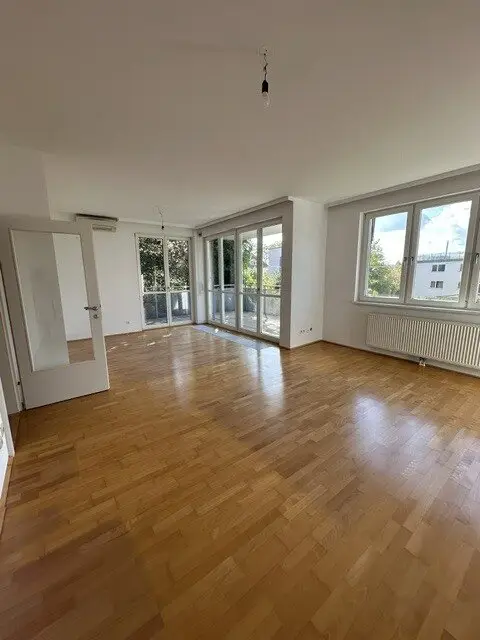 WUNDERSCHÖNE 3-ZIMMER-WOHNUNG NAHE GERSTHOF MIT SÜDSEITIGEM BALKON UND BLICK INS GRÜNE - GARAGENPLATZ INKLUDIERT