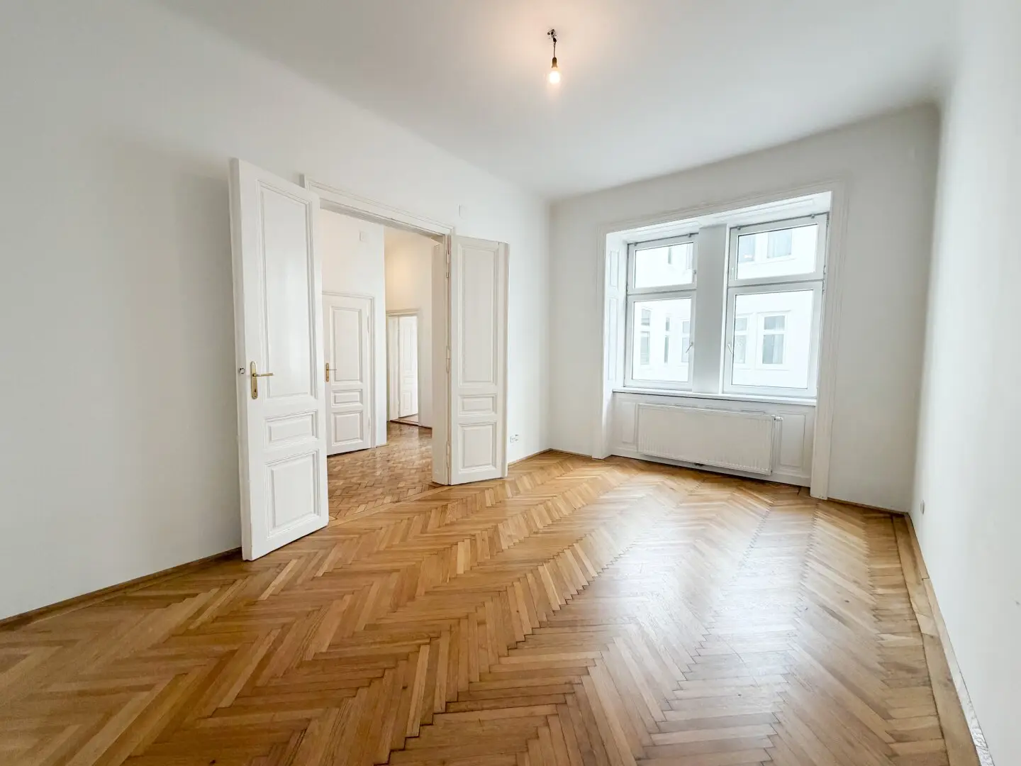 NÄHE STERNWARTEPARK: Altbau mit Fischgrätparkettboden &amp; ca.10 m² Balkon