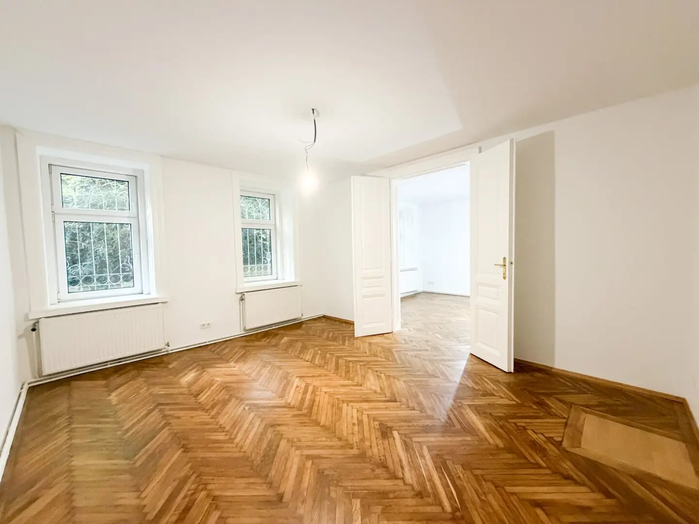 ALTBAU MIT 14 m² TERRASSE | FISCHGRÄTPARKETT &amp; FLÜGELTÜREN | NÄHE STERNWARTEPARK