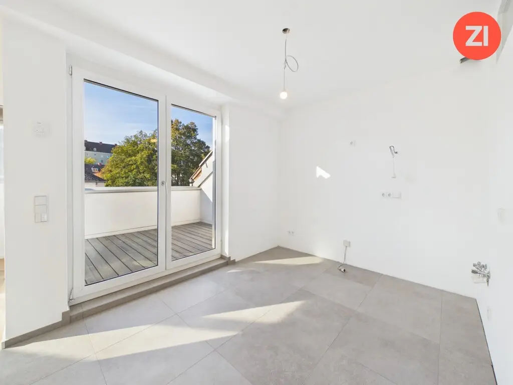 Renovated attic apartment with terrace and air conditioning