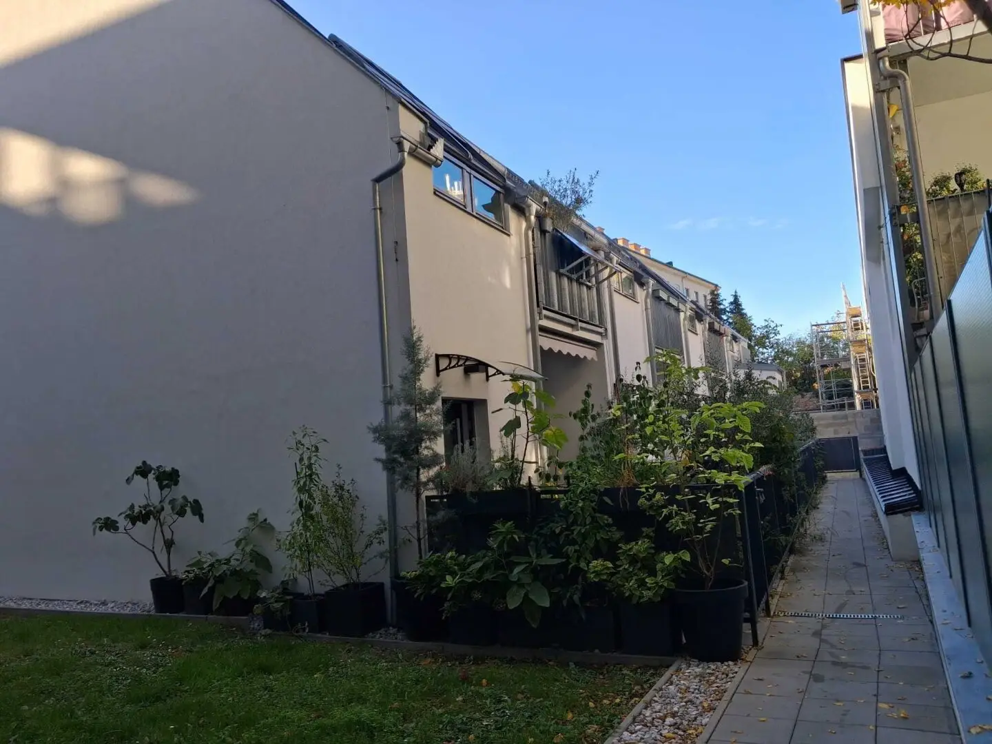 Wohnen auf drei Ebenen – Reihenhaus mit Loggia und Balkon