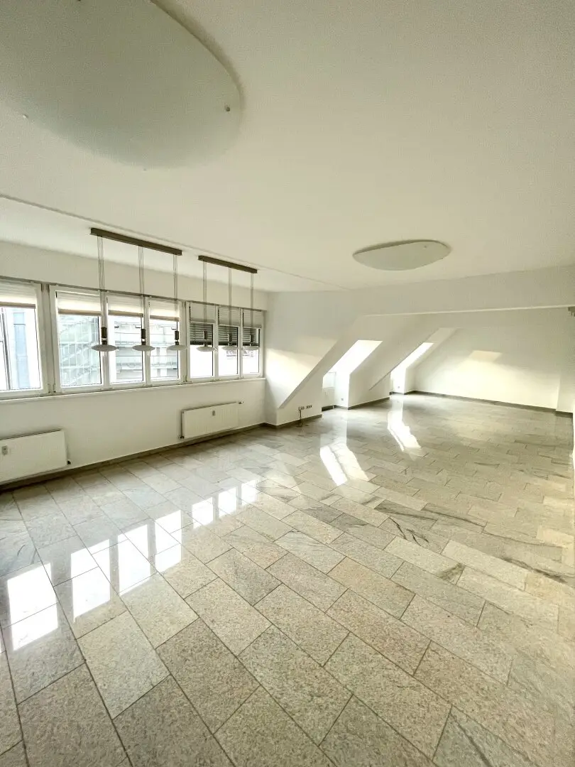 WOHNEN UND ARBEITEN! LICHTDURCHFLUTETE 7 ZIMMER WOHNUNG MIT DACHTERRASSE ZU VERMIETEN