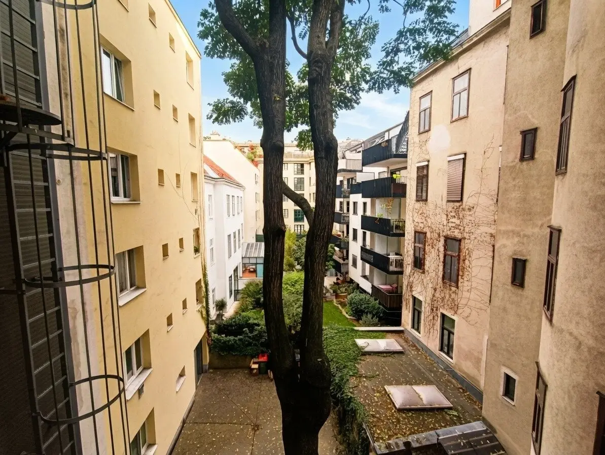 Top Lage! 2-Zimmer Wohnung im 3. Stock mit Potential - Ruhige Seitengasse &amp; Innenhoflage Nähe Mariahilferstraße &amp; Westbahnhof!