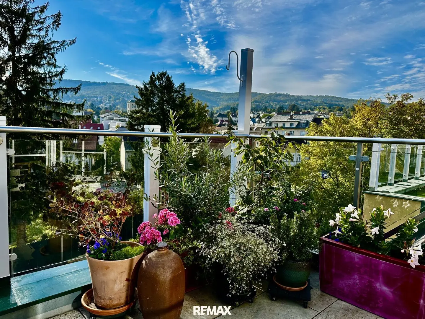 Sonnige 4-Zimmer-Dachgeschosswohnung mit traumhafter Dachterrasse und Carport in Klosterneuburg: Urbanes Flair, stilvolles Wohnen und entspannte Lebensqualität – ein Zuhause mit besonderem Charme!