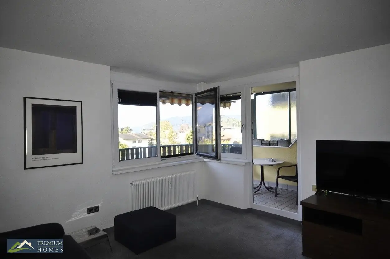 Wörgl 3 Zimmer Wohnung - Wohnzimmerblick mit Zugang Balkon.