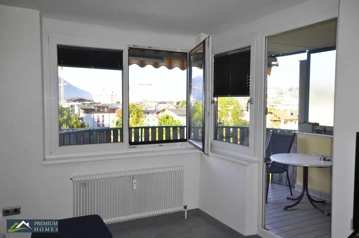 Wörgl 3 Zimmer Wohnung - Zugang zum Südwestbalkon mit Sitzgelegenheit und schöner Aussicht