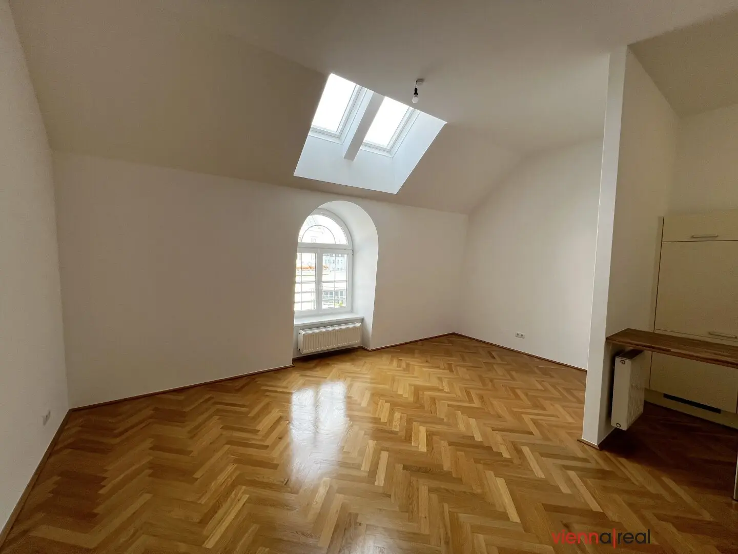 3-Zimmer Dachgeschosswohnung mit Wohnküche, 56 m2 Dachterrasse, Abstellraum und Kellerabteil