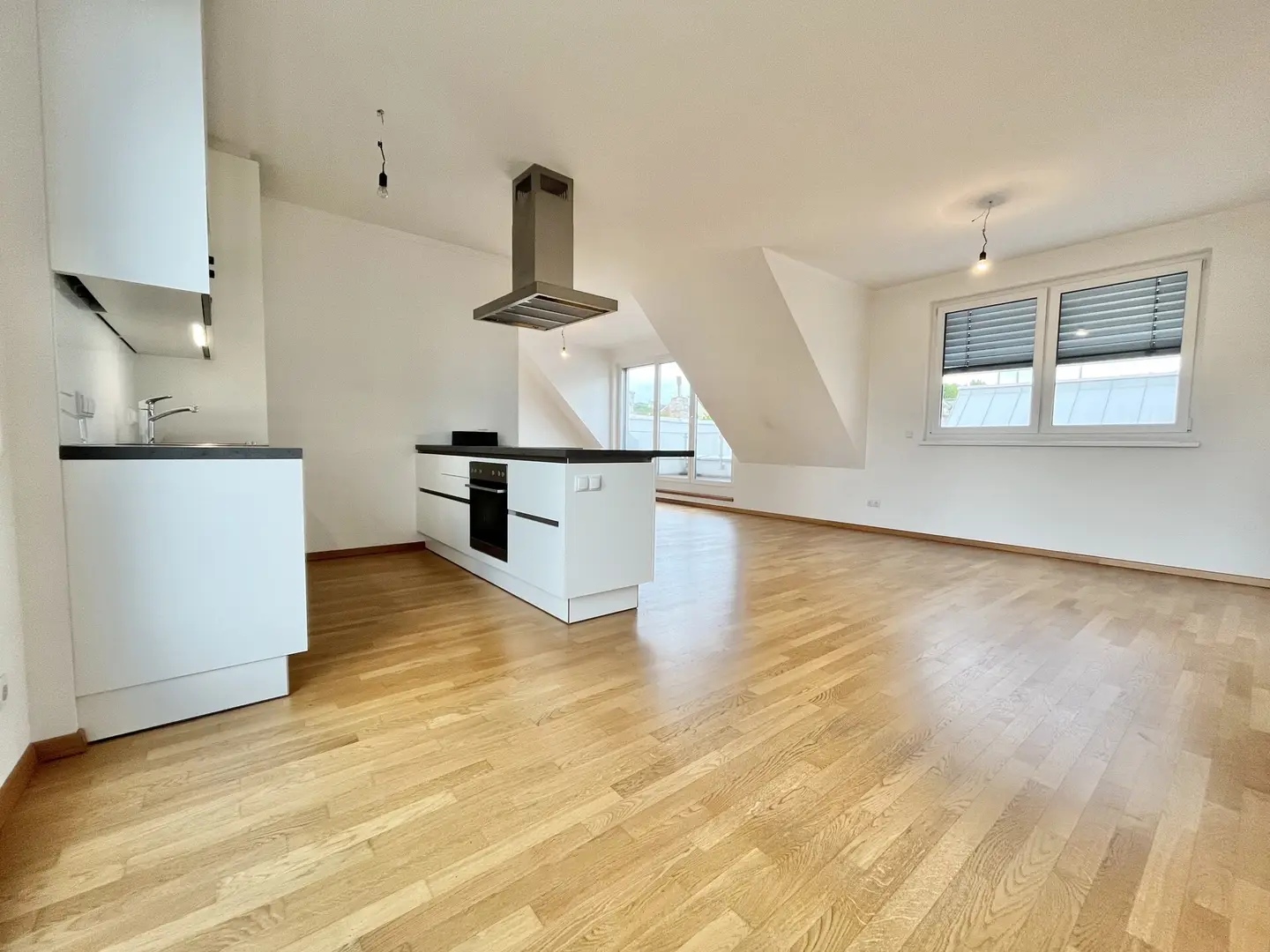 Lichtdurchflutete Dachgeschosswohnung mit großer Dachterrasse und Lift