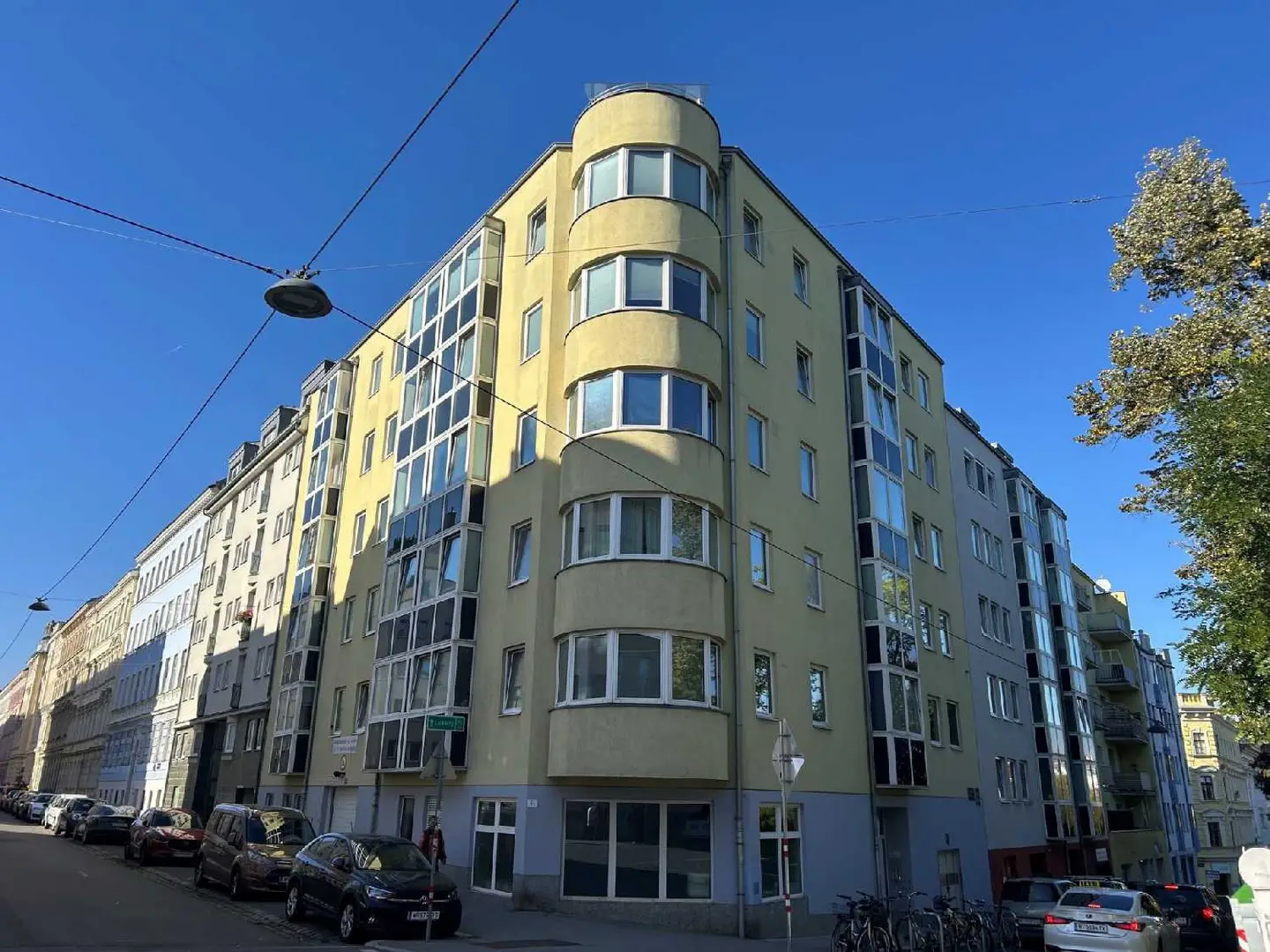Helle Neubauwohnung mit Lift und Vollküche nahe Park