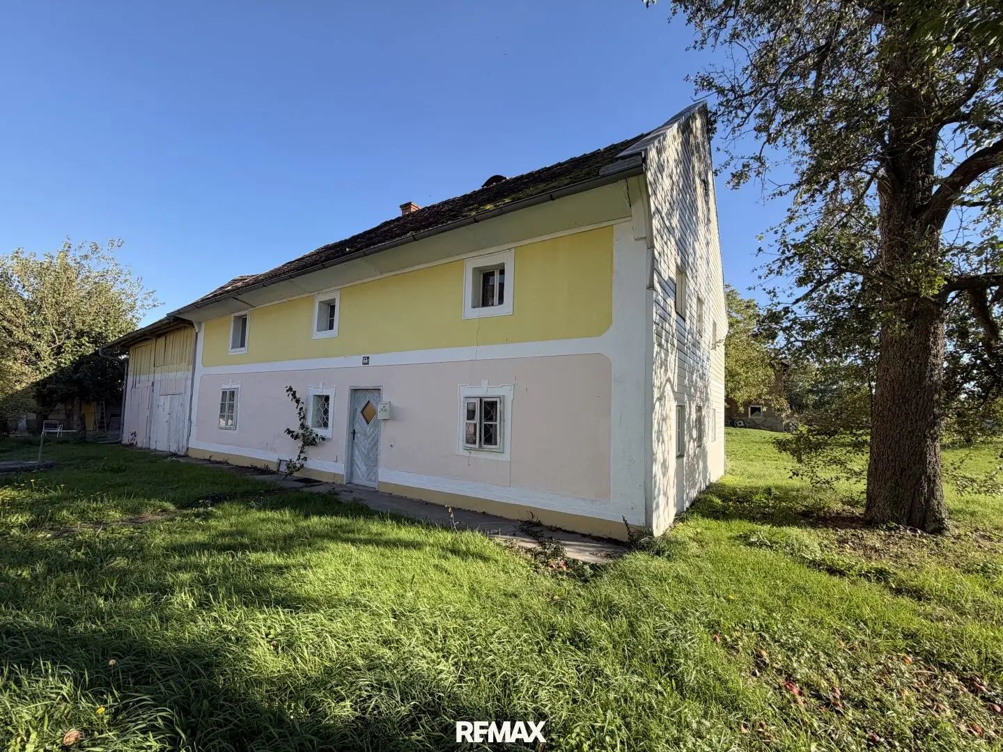 Stark sanierungsbedürftiges Wohnhaus auf großzügigem Grundstück