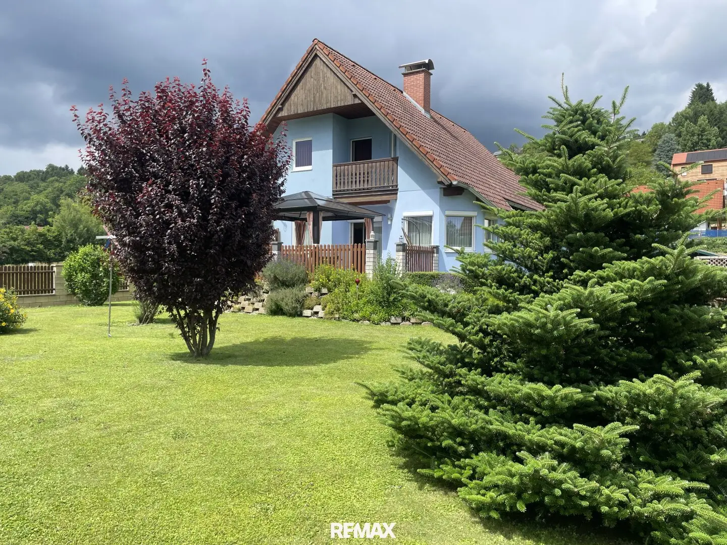 Sonniges Einfamilienhaus mit gepflegtem Garten, Terrasse, Balkon und Doppelgarage