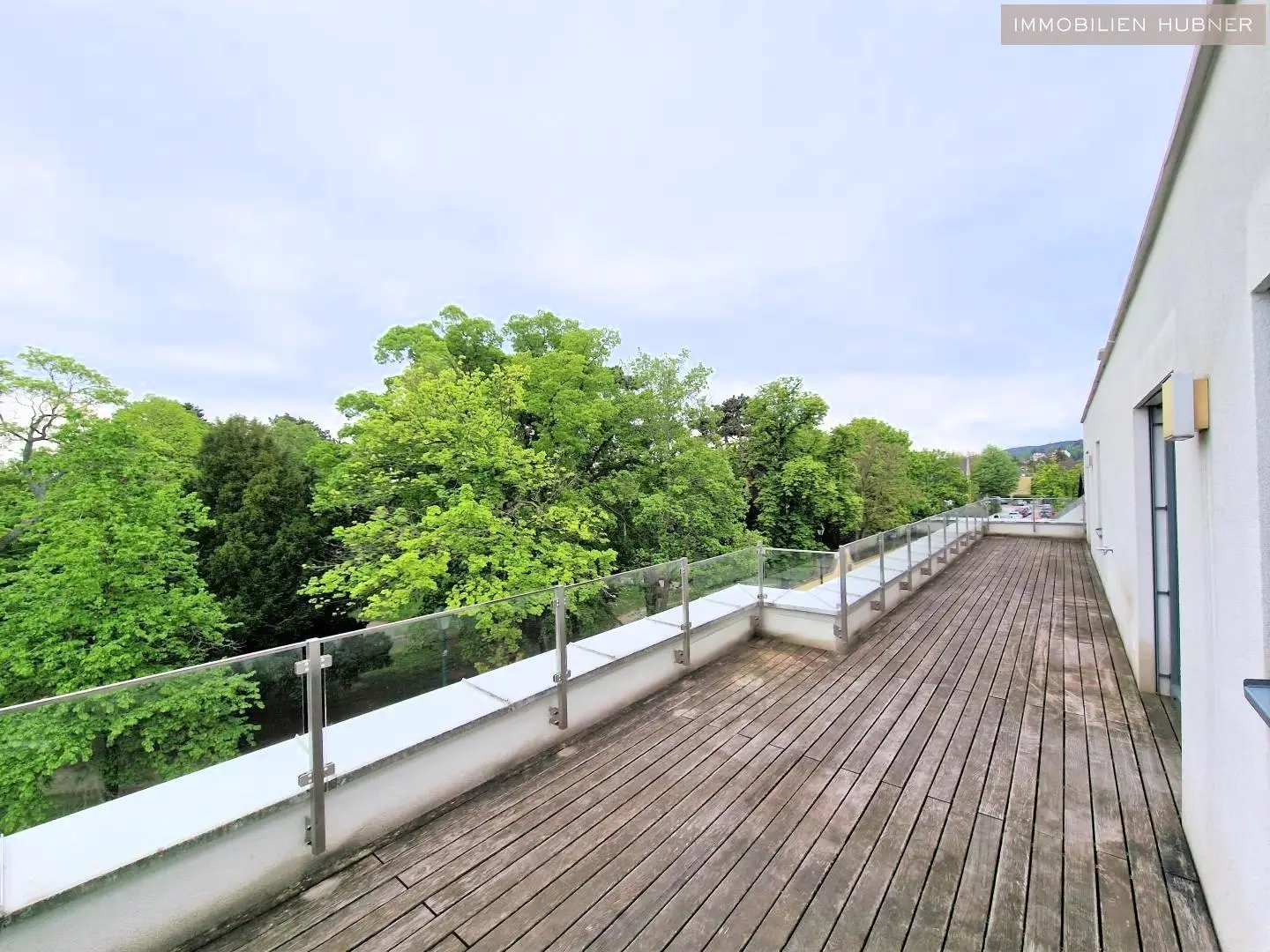 Modern apartment with large roof terrace by the castle park