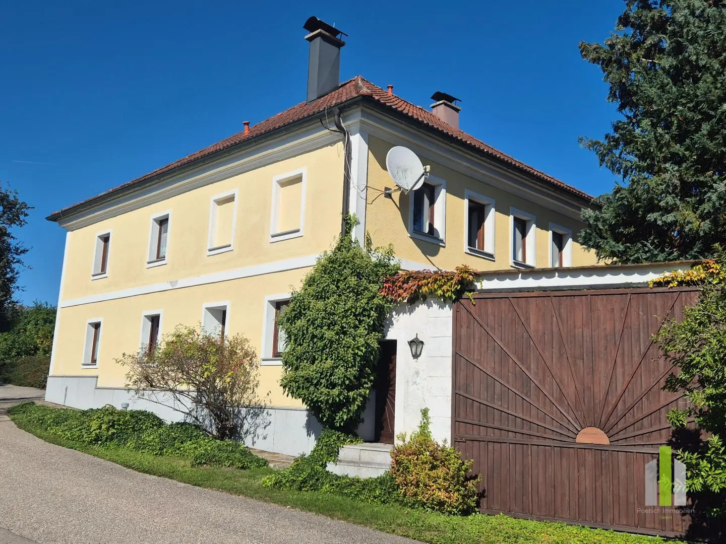 Apartment in a cared for three sided farm with riding hall