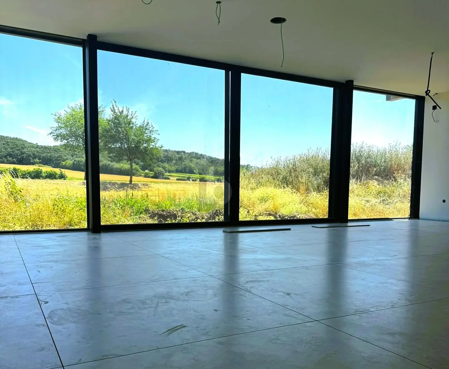 Helle familienwohnung mit raumhoher Glasfront und Pool