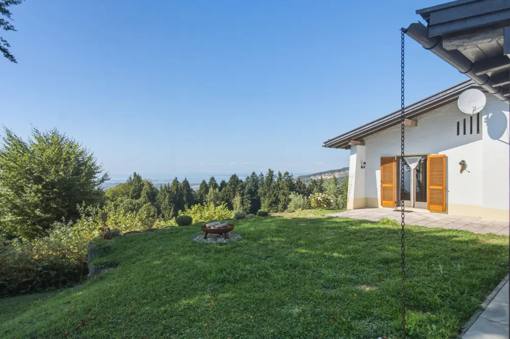 Sonnige Ferienwohnung mit Panoramablick und großem Garten