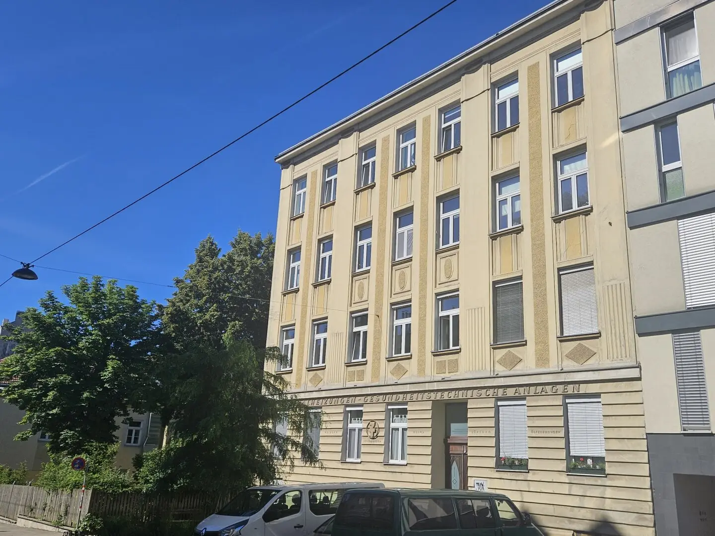 Art Nouveau tenement house with garden from family ownership - commission-free