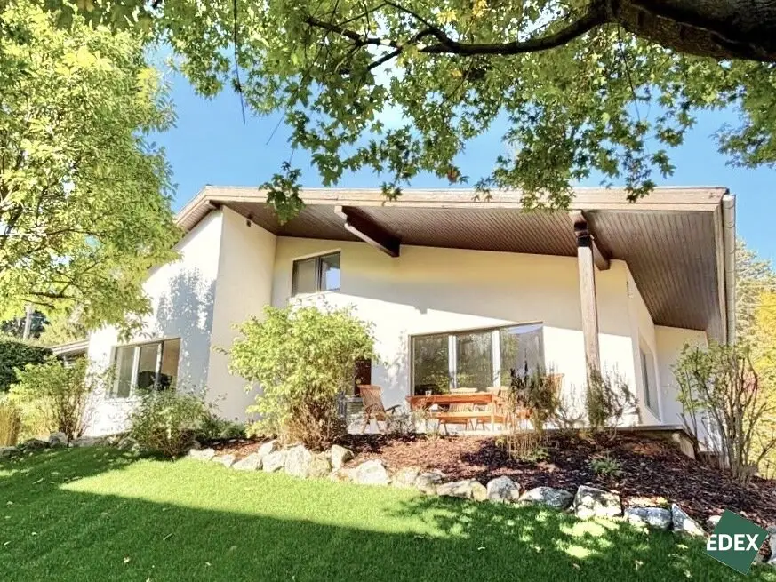 Charming single-family house with fireplace, south terrace and garden in a quiet residential area