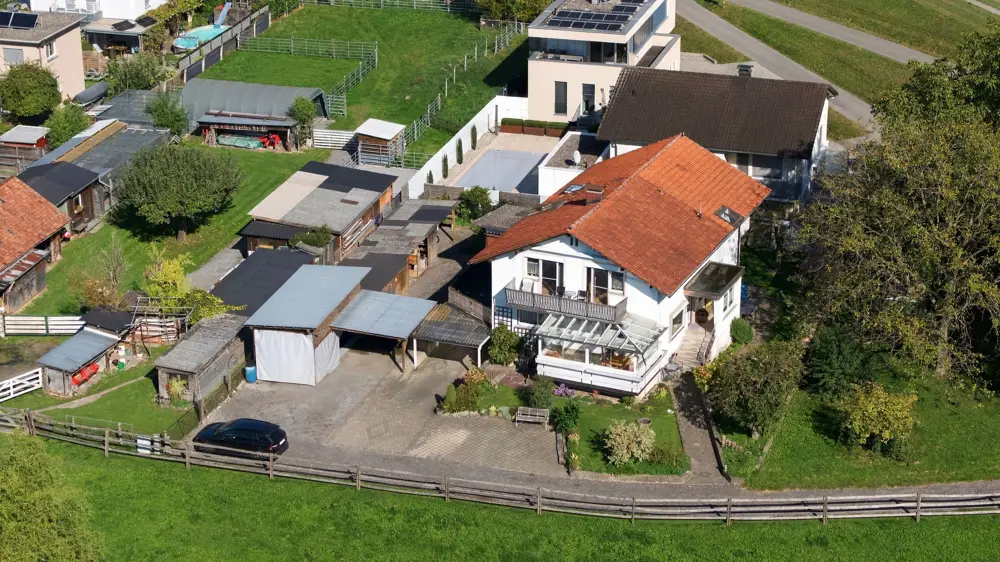Vielseitig nutzbare Wohnung mit Garten und Garage